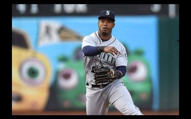 【MLB】強肩レーザー→ノールックバックタッチ　驚愕プレー2連発に大興奮「信じられない！」