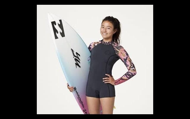 プロサーファー松田詩野選手と「ラックス」がスポンサー契約を締結