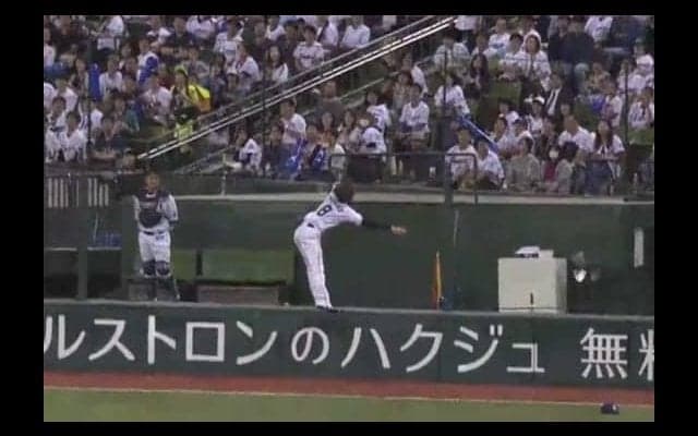 西武の金子侑が驚愕のスーパーキャッチ　グラブ突っ込みファール強奪