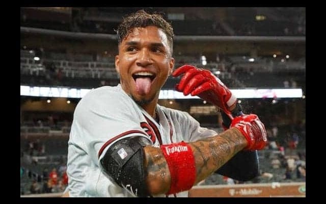 【MLB】「2022年カタールに招集」!?　ブレーブスの24歳が華麗なる“足技”を披露