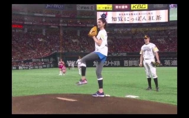 タレント鈴木ちなみが“中3日”始球式　引っ掛け大暴投に「気持ちが前に出過ぎ…」