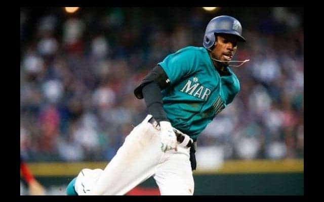 【MLB】「カノにはできない」…　ゴードンが“本職”二塁で超美技、174キロ打球にダイブ