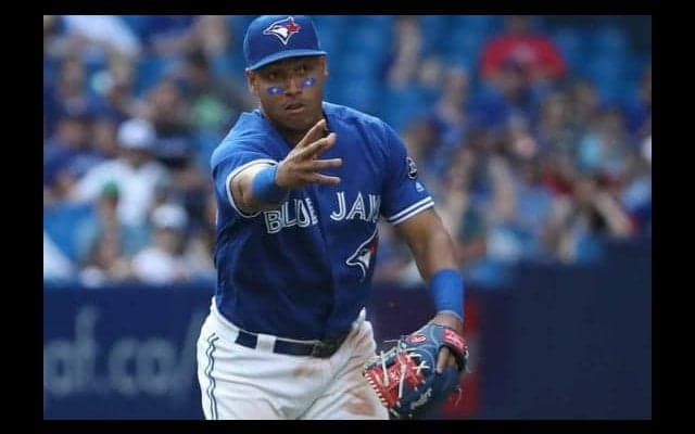 【MLB】「なんて美しい」…ダイブ→三塁後方から膝立ち送球の強肩で“超快速男”アウト