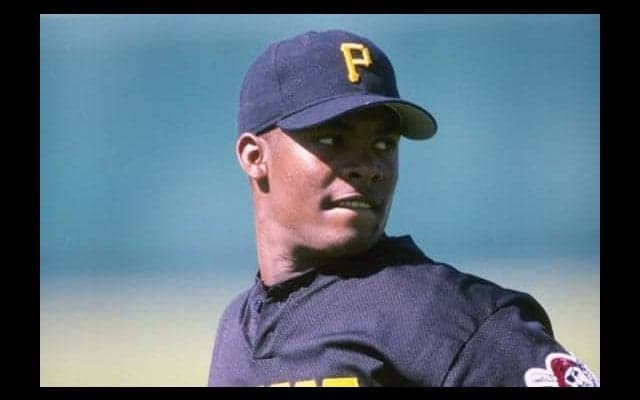 【MLB】「断トツ」「不可能」-20年前の伝説の“鬼肩”補殺は「史上最高の送球？」