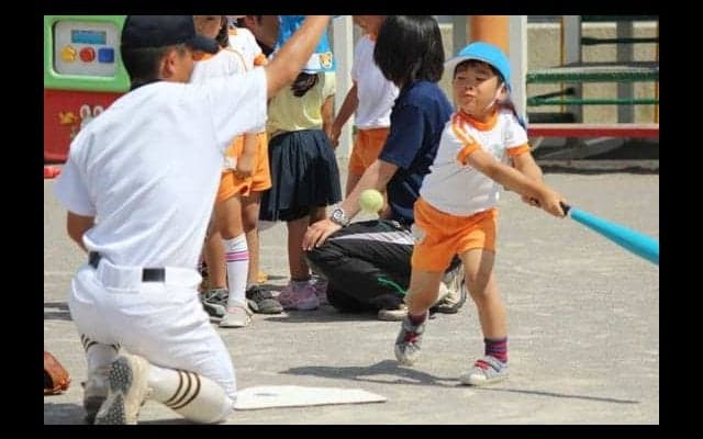 野球普及への新たなアプローチ　高校球児が保育園児に野球を指導