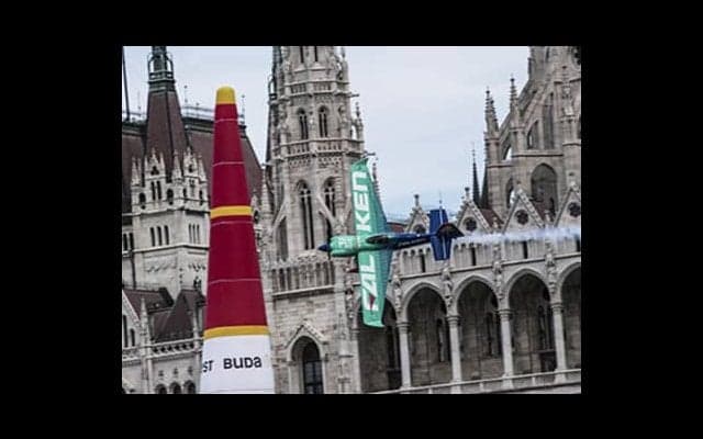 室屋義秀にショックの色ありあり。エアレース総合連覇に黄信号