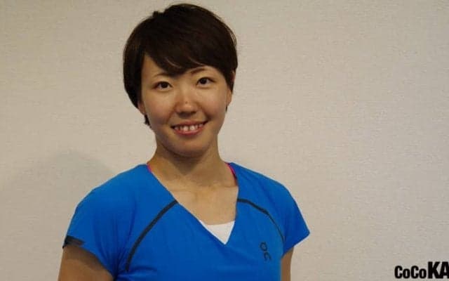 妻アスリートが会社員旦那に課す鬼トレ　～バランスボールに脚を載せたプランクの片足版 編～