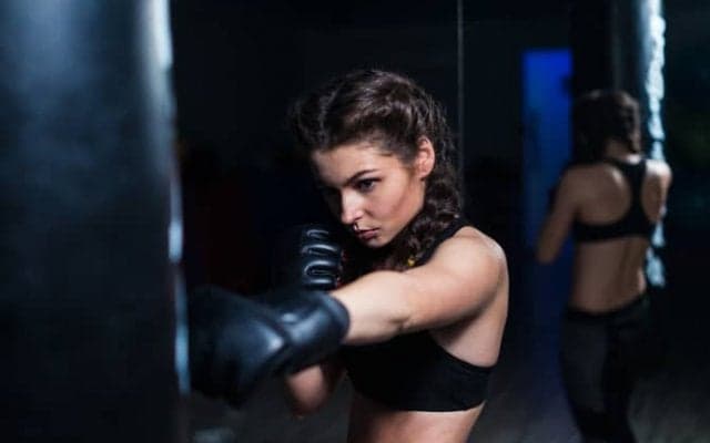 「激しい運動を行うと、英語を早く覚えられる」ってホント？DMM英会話と暗闇フィットネスがコラボ