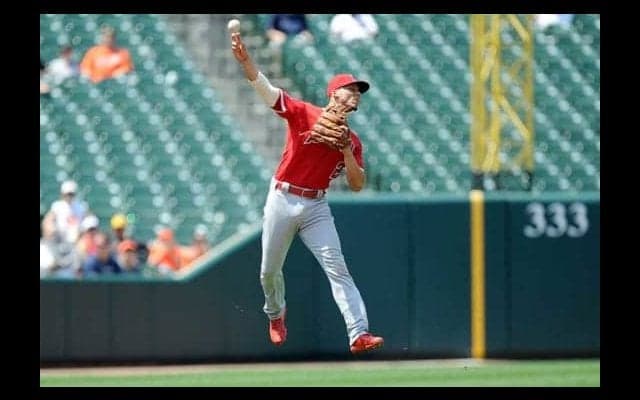 【MLB】NO1遊撃手シモンズなら当然!?　三遊間最深部からジャンプスローは「完璧」