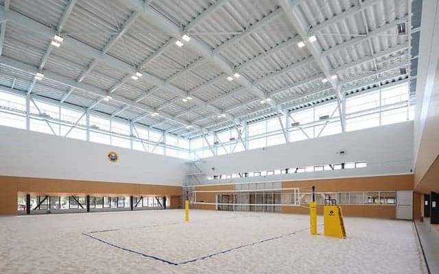 全天候型のインドアビーチバレーボールコート、トヨタが建設