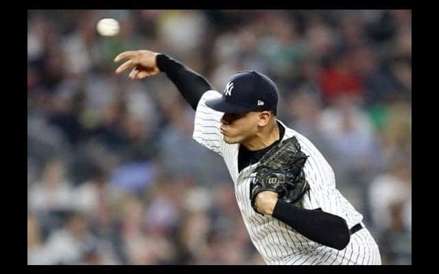 【MLB】好打者を「滑稽」に見せる!?　「残酷な」カーブに空振り→打者の左もも直撃