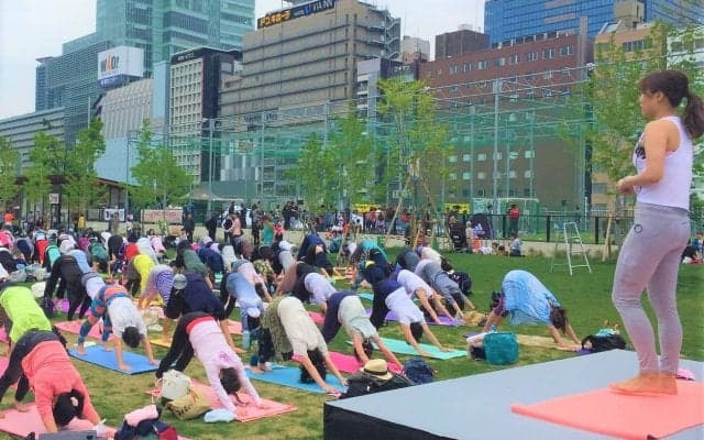 サッカースタジアムで芝生ヨガ！「みんなでヨガフェス 2018 in ニンジニアスタジアム」