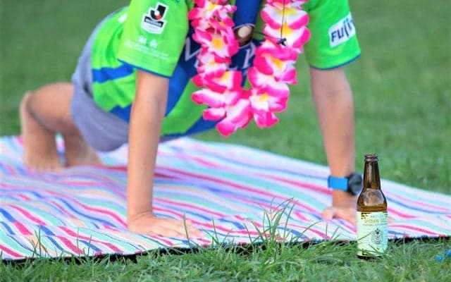 お酒を飲みながらヨガ！湘南ベルマーレが「ビールヨガ」を開催