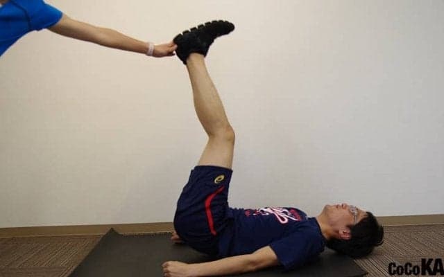 妻アスリートが会社員旦那に課す鬼トレ　～バランスボールに脚を載せたプランクで脚を前後に動かす 編～