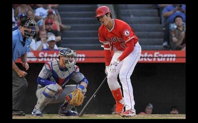 【MLB】大谷翔平、右膝に自打球直撃で苦悶の表情も軽症強調　「大丈夫だと思う」