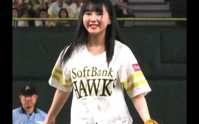 総選挙10位のHKT48田中美久が「99点」始球式　「鷹の祭典 2018」開幕戦で