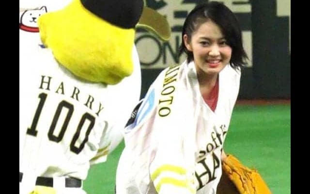 笑顔が弾ける　東京Dで女優・吉本実憂がトルネード投法で始球式「悔しい」