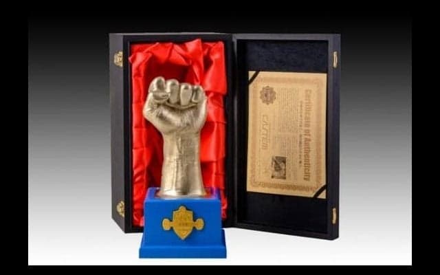 パッキャオの左拳を再現した金属手型を888個限定で発売