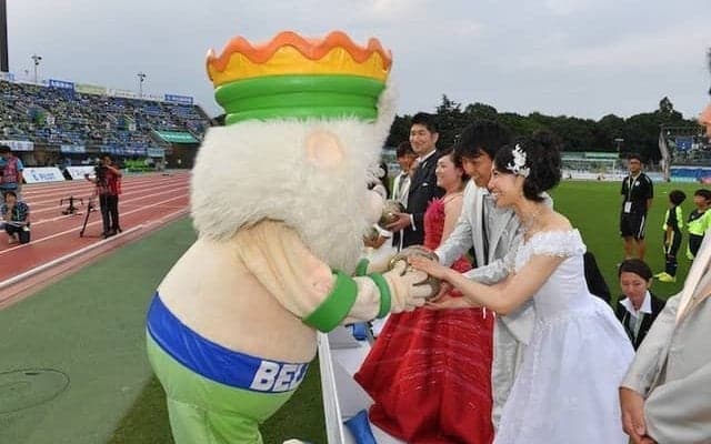 ピッチの上で結婚式！湘南ベルマーレホームゲームで「スタジアムウェディング」開催