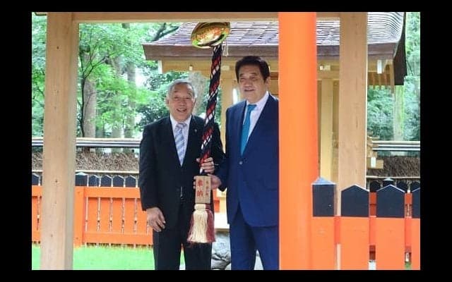  京都・下鴨神社で御鈴奉納。W杯成功を祈念し、日本初のラグビーボール型。 