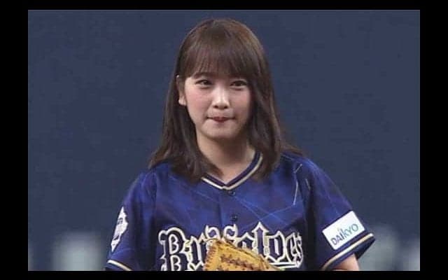 笑顔でスタンド魅了　女優・川栄李奈がオリックス対日本ハム戦で始球式