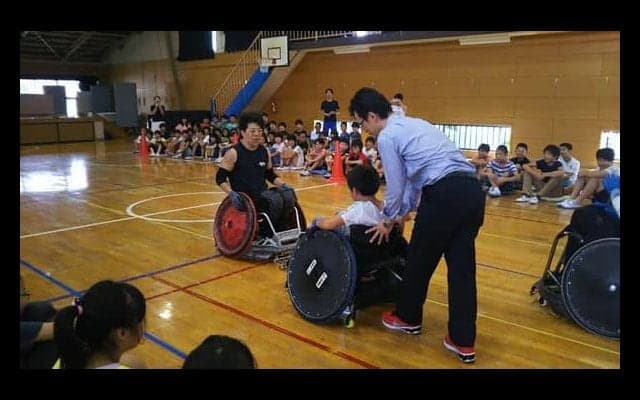 「違いを認め合う強さ」
ウィルチェアーラグビー、小学校で体験授業 