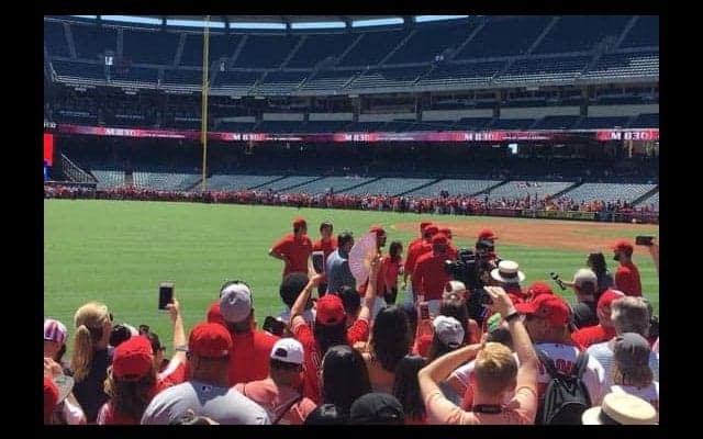 【MLB】大谷翔平が“大ファンサービス“に参加　写真撮影会で絶大な人気「オータニ！」