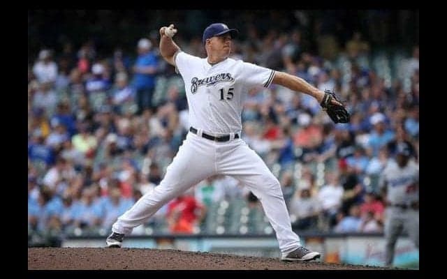 【MLB】これこそが“無回転”！　ブルワーズ「捕手」の魔球ナックル映像が凄い