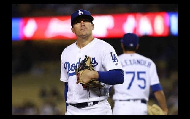 【MLB】ダイビング捕球→膝つき送球　ド軍野手の華麗なる守備にファン「アメージング」