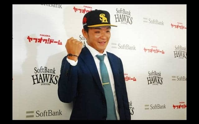 トレードで鷹入団の松田遼馬が会見「やってやろう」　背番号は「42」