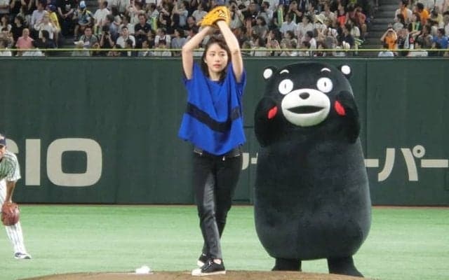石原さとみが始球式で「二段モーション」を披露