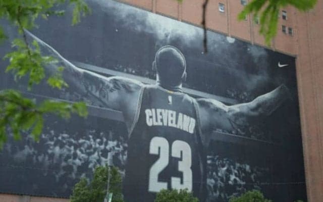 キャバリアーズ、改修後のホームアリーナにレブロンの写真を残す意向