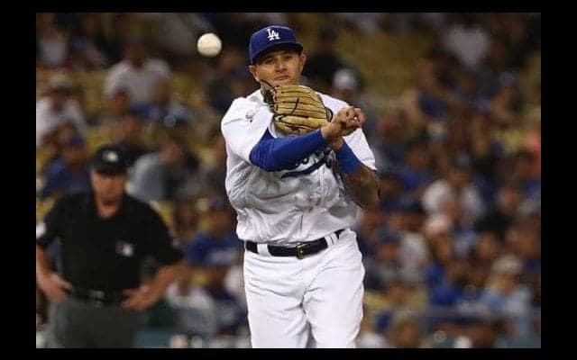 【MLB】親友にも容赦なし!?　マチャドが“鬼肩”披露、横投げで一塁に剛速球「美しい」