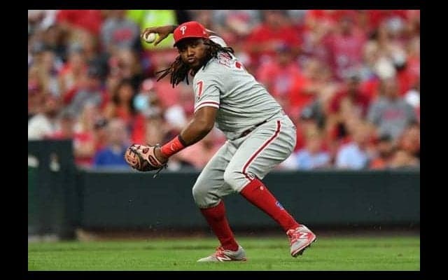 フィリーズ野手の“尻もちスロー”をMLB公式が大絶賛　「信じられない」