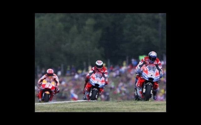 ドゥカティがワンツー。ドヴィツィオーゾが独走のマルケスに「待った！」