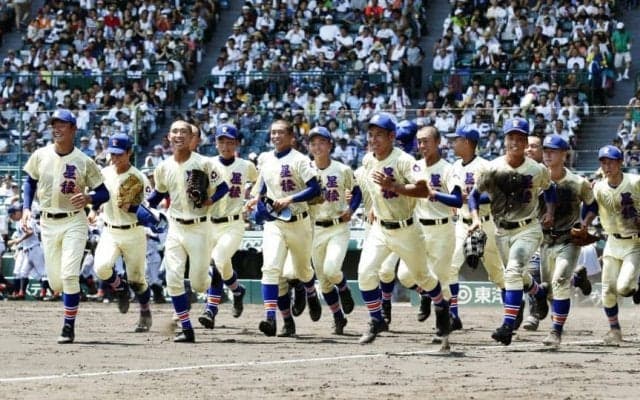 先輩・松井秀喜氏が始球式  星稜が新たな歴史にむけて好発進