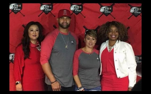 プホルス、人身売買撲滅へ尽力　夫婦で会見「目標はMLB全30球団で行うこと」