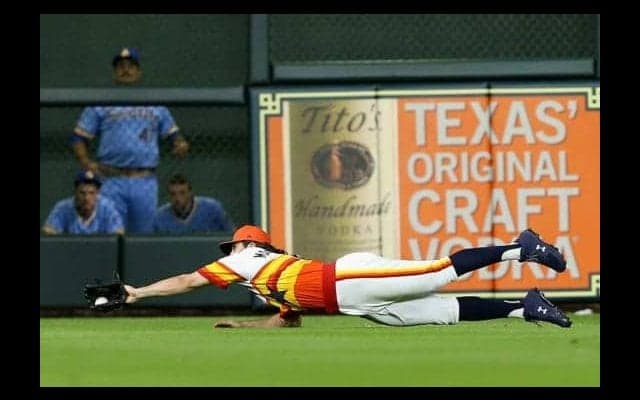 【MLB】アストロズ外野手、地面スレスレで“長打強奪”　敵ファンも「脱帽」の超美技