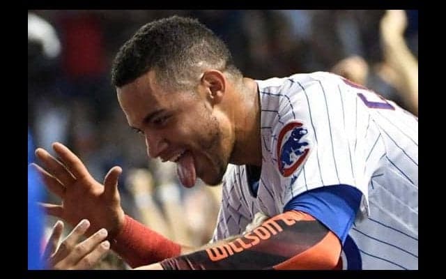 【MLB】矢のような膝立ち送球→一塁牽制死　カブス捕手の鬼肩にファン「アメージング」