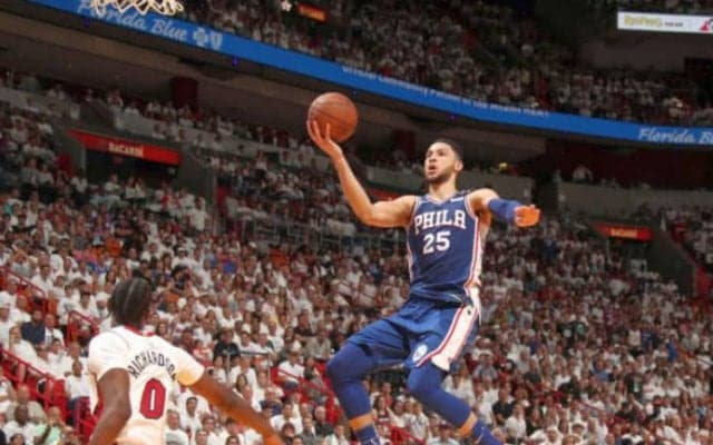 ベン・シモンズの唯一の弱点、ジャンプシュート改善のカギは右手にアリ？