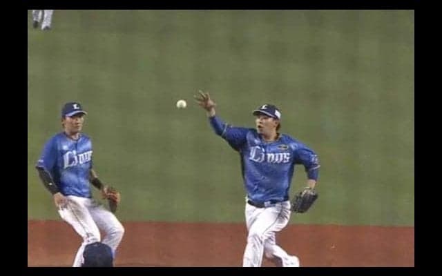 球場が沸いた西武・浅村の超絶プレー！　素手キャッチ→ランニングスロー