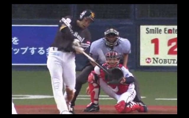ソフトバンク柳田が超特大26号2ラン！　右中間最上段へリード広げるアーチ
