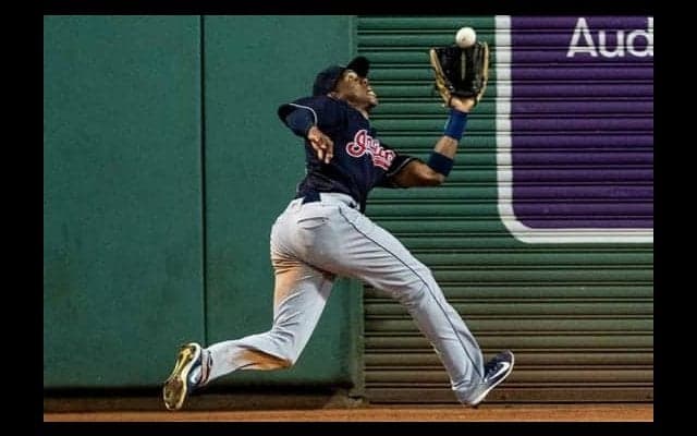 【MLB】インディアンス外野手が「ザ・キャッチ」!?　超美技に「メイズそっくり」の声