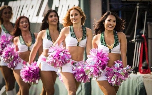 選手並にハードな NFLチアのトレーニング