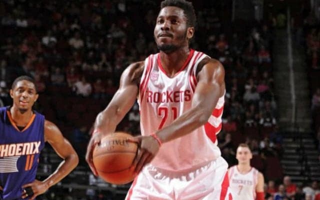 『下手投げフリースロー』の名手、チナヌ・オヌアクがキャンプ契約を勝ち取る