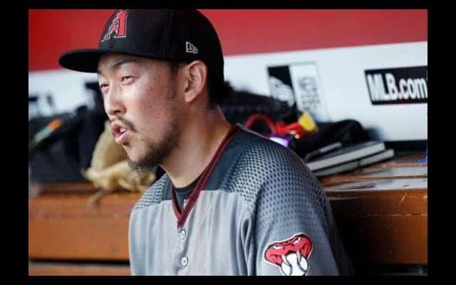 “鬼・仏の福良Tシャツ”がMLB上陸！　平野佳寿がチームメイトと記念撮影