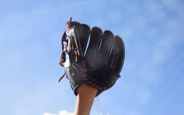 高校球児のエラーを減らす!? メジャーから日本へ来たグラブの正体