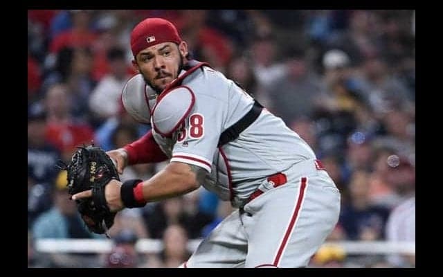 【MLB】本塁後方から球速148キロの“鬼肩”…フィリーズ捕手の「危険」な送球が凄い