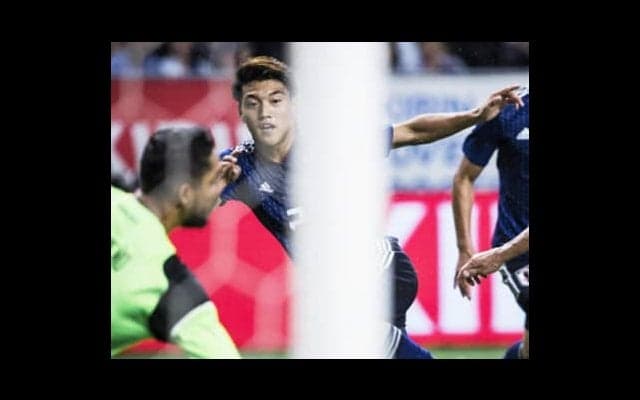 武器は「何をするのかわからない」。堂安律がヒデや本田の系譜を継ぐ