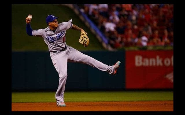 【MLB】苦しい体勢で遊撃定位置から横投げで…剛速球　マチャドの“鬼肩”は「現実離れ」
